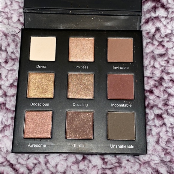 Pretty brown & burgundy RealHer eye shadow palette - Picture 3 of 6